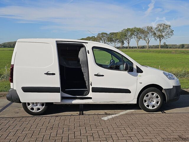 PEUGEOT PARTNER 1.6 automaat, airco, navi, pdc, zijdeur PEUGEOT PARTNER 1.6 automaat, airco, navi, pdc, zijdeur
