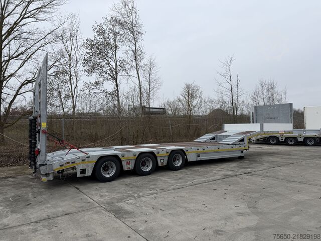 Low loader semitrailer Möslein ST 3  3 Achs Satteltieflader neu