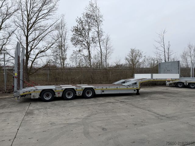 Low loader semitrailer Möslein ST 3  3 Achs Satteltieflader neu