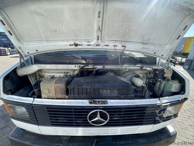 Loading platform Mercedes-Benz 711 D open truck. 5.10 m long cargo, 3 seats. V...