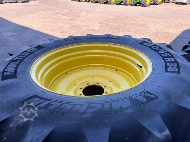Michelin 650/65R38 + 540/65R28 Michelin 650/65R38 + 540/65R28
