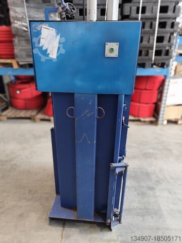 Vertikalballenpresse Strautmann Umwelttechnik GmbH EK 700