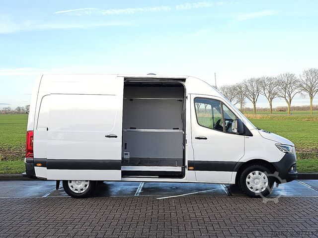 High-roof van MERCEDES-BENZ SPRINTER 317 L2H2 LED MBUX10 RWD!