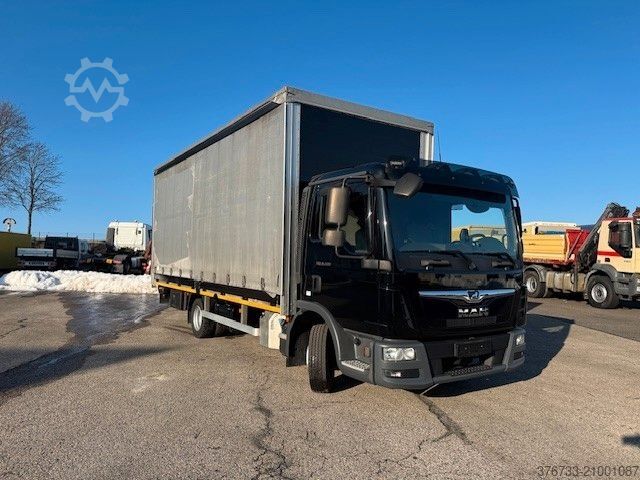 Flatbed truck with tarp MAN TGL 8.220 4x2 BL ¤6D 8,6to. Schalter A/C LBW
