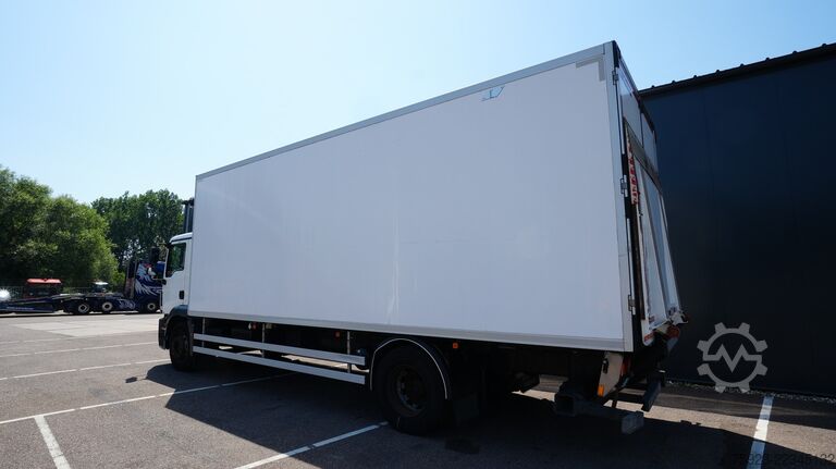 Refrigerated/frozen transport MAN TGM 19.250 Frigo truck with CARRIER SUPRA 850