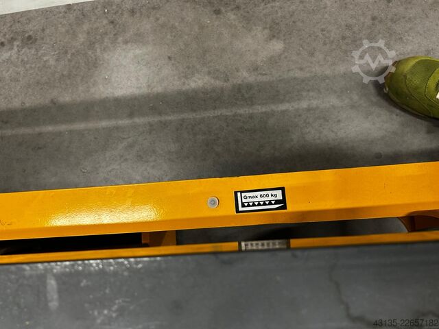 Manual pallet jack Jungheinrich EZS 130