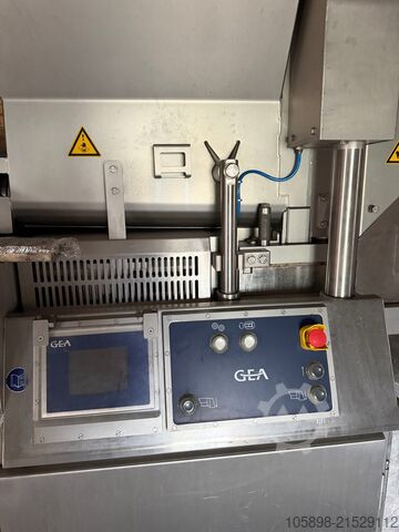 Form-, Panier- und Frittierlinie mit Top-Ausstattung, nahezu neuwertig. GEA Complete 600mm forming, coating and frying line