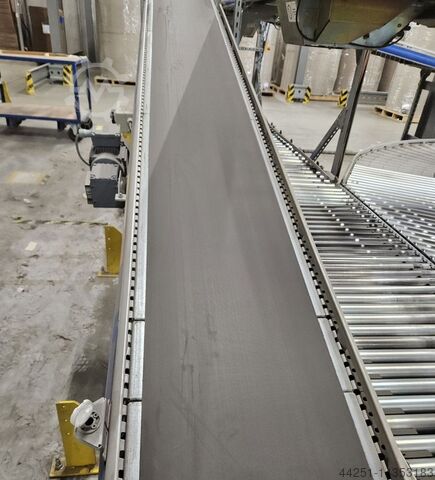 Inclined conveyor belt SSI Schäfer 