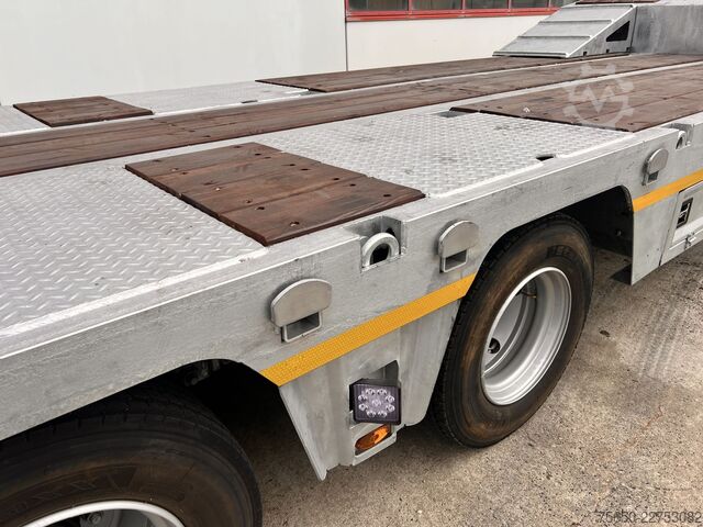 Low loader semitrailer Möslein ST 3  3 Achs Satteltieflader neu