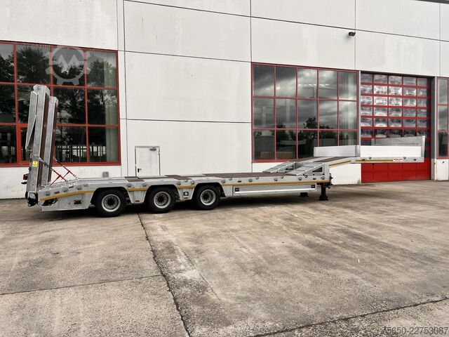 Low loader semitrailer Möslein ST 3  3 Achs Satteltieflader neu