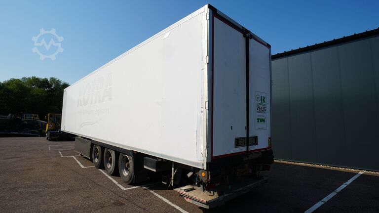 Refrigerated/frozen transport LAMBERET 3 Axle frigo trailer Carrier Vector 1950 Bi-Temp