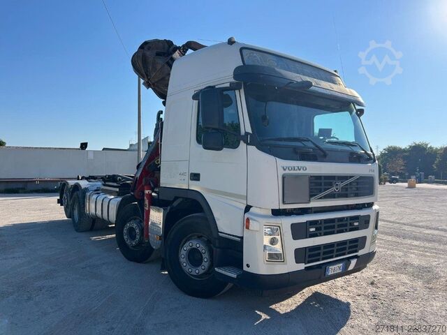 Abrollkipper VOLVO VOLVO FM82 SCARRABILE CON GRU E POLIPO