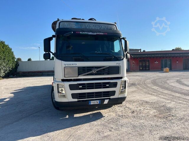 Abrollkipper VOLVO VOLVO FM82 SCARRABILE CON GRU E POLIPO