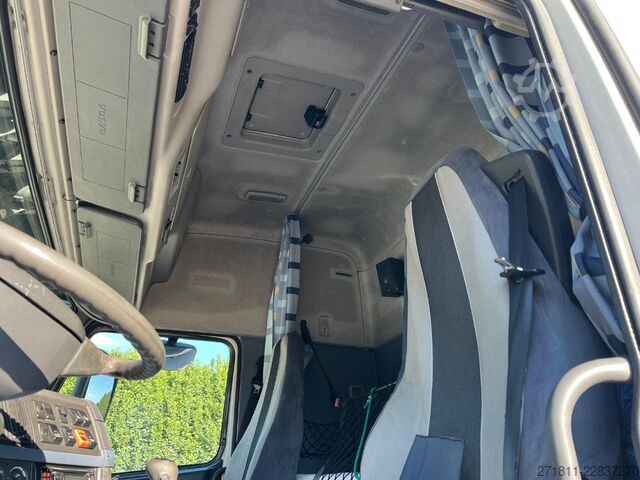 Abrollkipper VOLVO VOLVO FM82 SCARRABILE CON GRU E POLIPO
