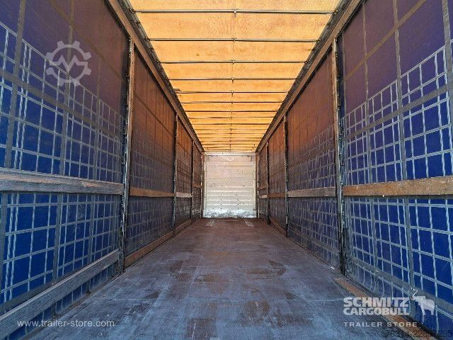 Auflieger mit Pritsche & Plane Schmitz Cargobull Curtainsider Mega Getränke