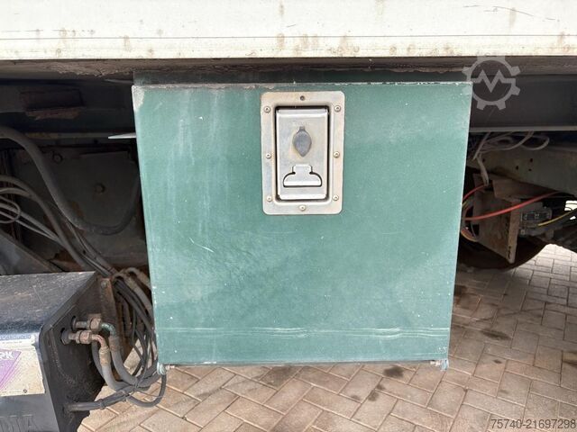 Refrigerated/freezer transport Schmitz 2 axles + STUURAS + LOADLIFT + CARRIER MAXIMA 1300
