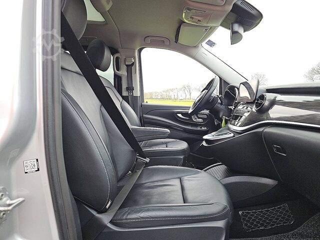 Passenger transportation MERCEDES-BENZ EQV 300 7-Zits Pano Navi L2!