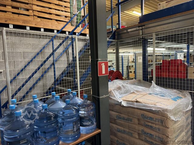 Demountable storage platform  