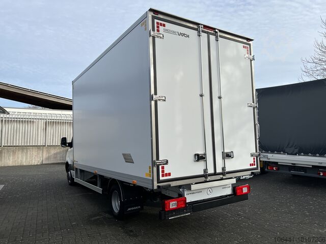 Transporter with suitcase MERCEDES-BENZ Sprinter 519 Möbelkoffer mit Türen