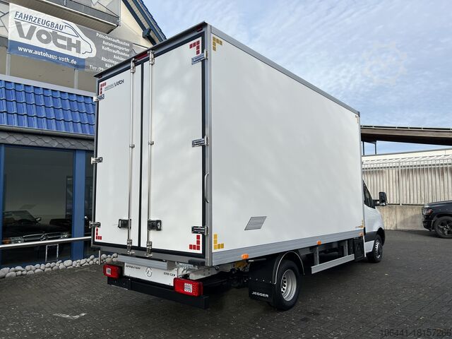 Transporter with suitcase MERCEDES-BENZ Sprinter 519 Möbelkoffer mit Türen