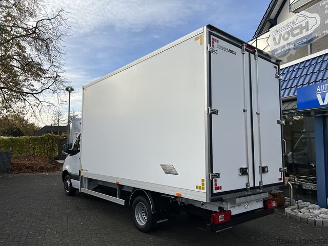 Transporter with suitcase MERCEDES-BENZ Sprinter 519 Möbelkoffer mit Türen
