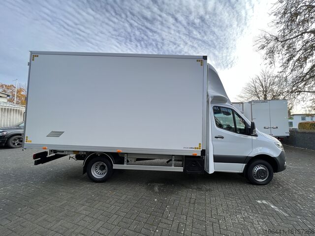 Transporter with suitcase MERCEDES-BENZ Sprinter 519 Möbelkoffer mit Türen