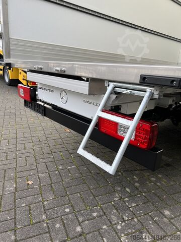 Transporter with suitcase MERCEDES-BENZ Sprinter 519 Möbelkoffer mit Türen
