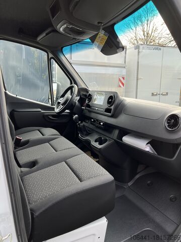 Transporter with suitcase MERCEDES-BENZ Sprinter 519 Möbelkoffer mit Türen