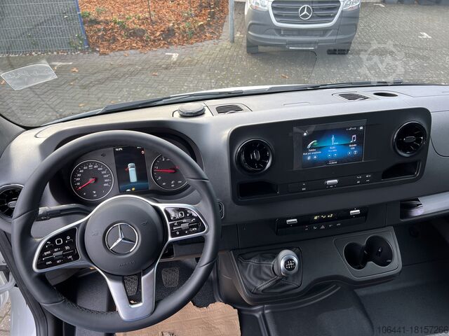 Transporter with suitcase MERCEDES-BENZ Sprinter 519 Möbelkoffer mit Türen