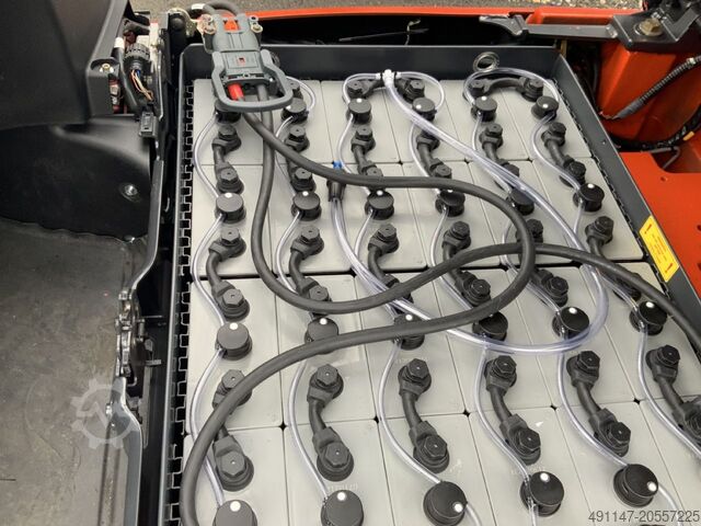 Electric 3-wheel forklift Linde E18