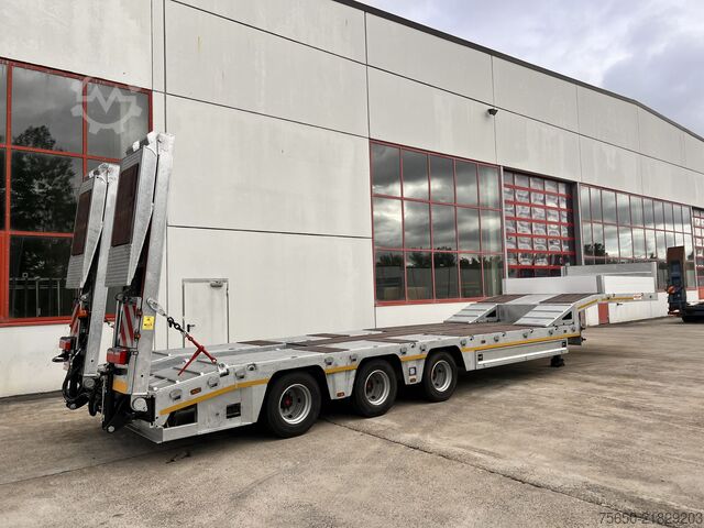 Low loader semitrailer Möslein ST 3  3 Achs Satteltieflader neu