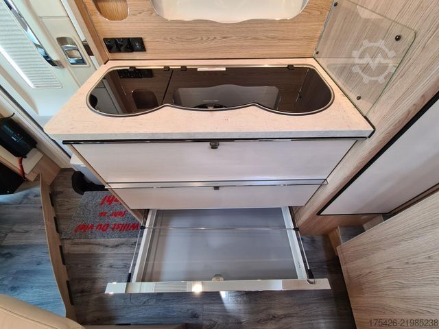 Semi-integrated camper LMC Cruiser 663 G Grey Selection 150 *Solar + WR*