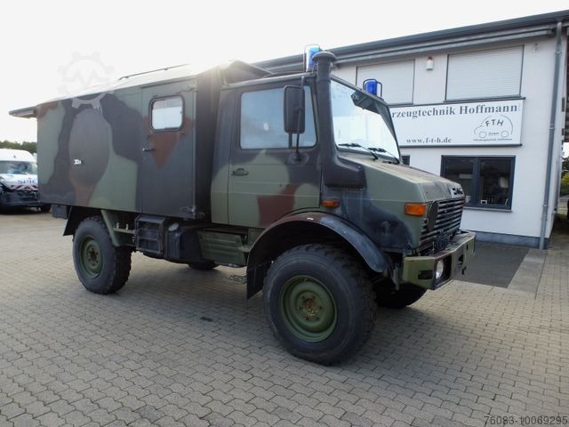 Transporter mit Koffer UNIMOG U 1300 L San Koffer