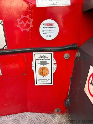 LKW mit Pritsche & Plane MERCEDES-BENZ 1829 Axor mit HIAB Mitnahmestapler