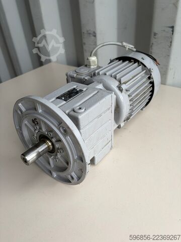 Lenze gear motor GST04-2B VCK071-32 0.37 kW 44 rpm 79 Nm i=31.6 3-phase Motoreduktor Lenze GST04-2B VCK071-32 0,37 kW 44 obr./min 79 Nm i=31,6 3-fazowy Motoreduktor Lenze GST04-2B VCK071-32 0,37 kW 44 obr./min 79 Nm i=31,6 3-fazowy