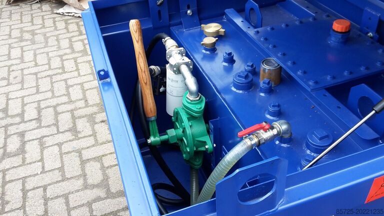 Fuel tanker  IBC tank met handpomp