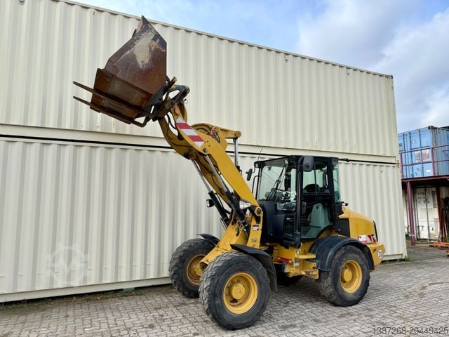 Radlader CATERPILLAR 908H2 / Deutsche Maschine / Schaufel + Gabel