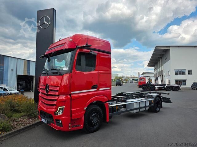 Chassis with cab Mercedes-Benz Actros 1843 LL BDF Fahrschule S&amp;G 6 Sitze AHK