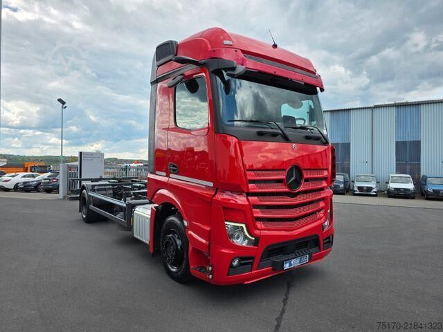 Chassis with cab Mercedes-Benz Actros 1843 LL BDF Fahrschule S&amp;G 6 Sitze AHK