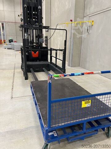 Schubmaststapler Linde Kommissionierer mit groĂer Plattform vor