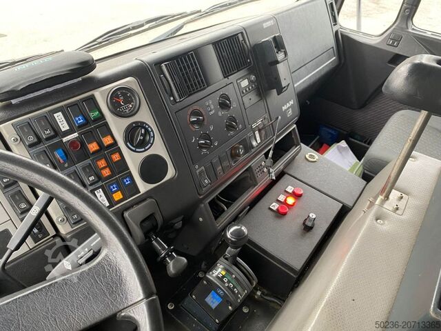 Teleskopmastbühne Bronto Skylift 32 Mete MAN Feuerwehrfahrzeug