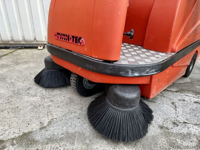Ride-on vacuum sweeper Stolzenberg Twin Top TT 1100 / E Aufsitzkehrmaschine