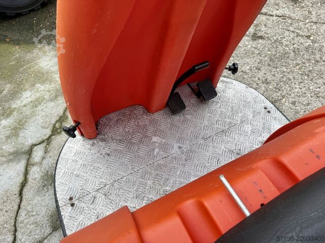 Ride-on vacuum sweeper Stolzenberg Twin Top TT 1100 / E Aufsitzkehrmaschine