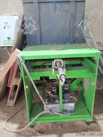 Palettenhacker mit mag. Förderband. Votecs EZ 10- 2