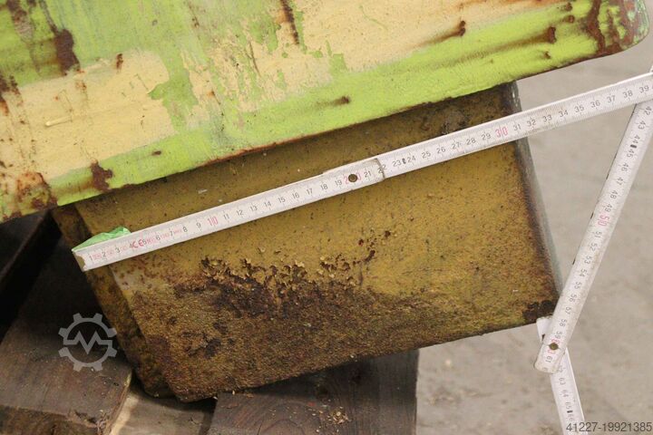 Rear weight 1900 kg Clark 1110 x 990 mm