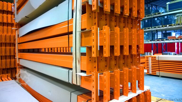 Pallet rack 4 x 11,3 m lang, 4,5 m hoch (3600!) 16 Rahmen, 72 Traversen, 3 Eb. je 3t