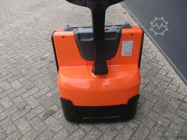 Pallet truck TOYOTA LWE140