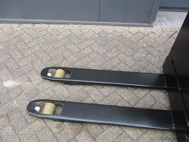 Pallet truck TOYOTA LWE140