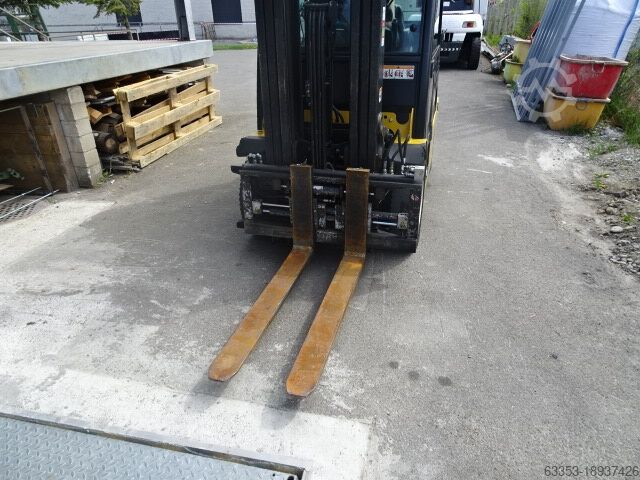 4-wheel forklift Yale GDP25VX
