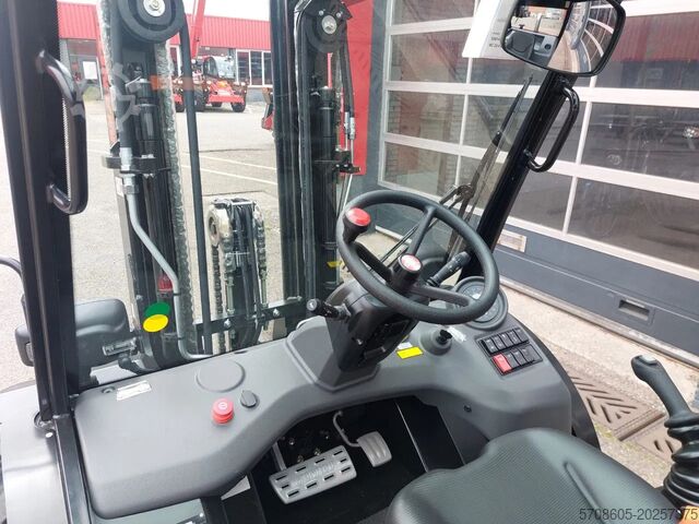 Rough terrain forklift Manitou MC25-4 MC25-4